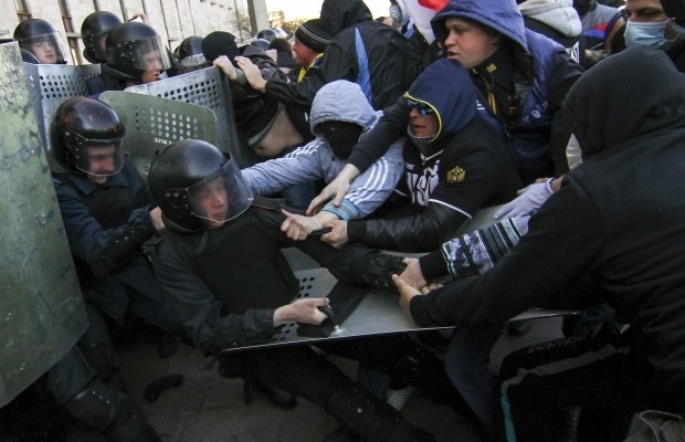 Cuộc đụng độ giữa người biểu tình và cảnh sát tại khu vực miền Đông Ukraine.