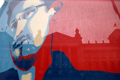 ‘Kẻ lộ mật’ Snowden tính đường về Mỹ
