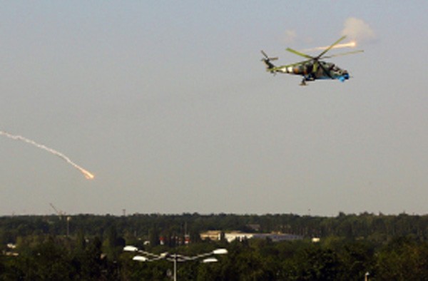 Cận cảnh trực thăng Ukraine oanh tạc Donetsk