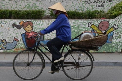 Đẹp nao lòng bức ảnh 'mẹ chở con' trên phố Hà Nội