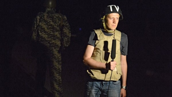 Phóng viên Igor Korneliouk trong khi đang tác nghiệp tại miền Đông Ukraine. Ảnh: Russia 24