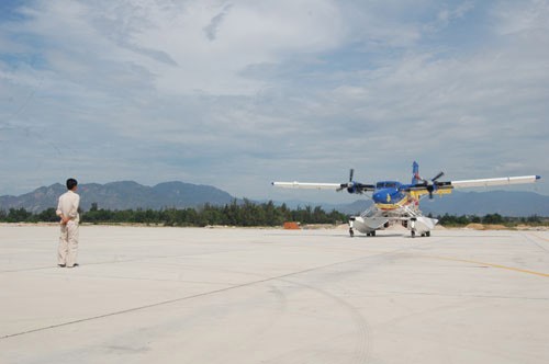 Máy bay thuộc Phi đội DHC-6 chuẩn bị bay trình diễn.