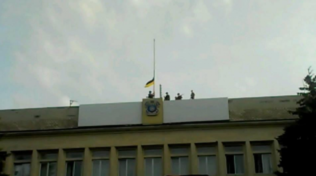 Hình ảnh công bố trên mạng xã hội vào sáng 6/7 cũng cho thấy quốc kỳ Ukraine đã được kéo lên tại trụ sở thành phố Kramatorsk. 
