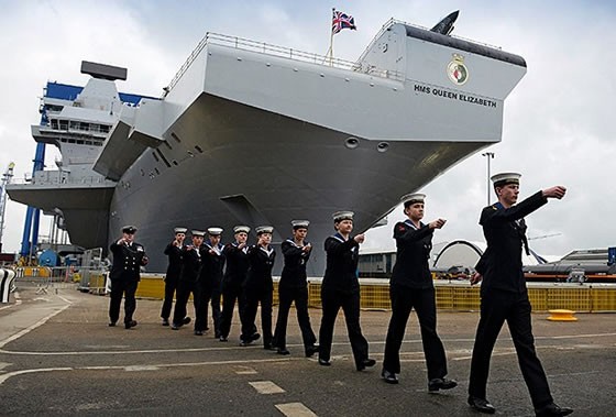 Siêu tàu sân bay HMS Queen Elizabeth vận hành thế nào?