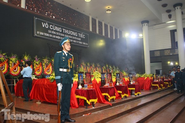 Lễ tang 18 chiến sỹ hy sinh trong vụ tại nạn máy bay rơi diễn ra vào sáng nay, 11/7 tại Hà Nội. Ảnh: Trường Phong