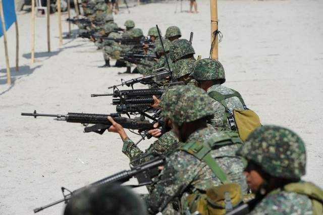 Lính thủy đánh bộ Philippines vào vị trí sau khi đổ bộ từ một máy bay Mỹ sản xuất trên bờ biển thuộc trường huấn luyện lính thủy đánh bộ trong giả định một cuộc tấn công. Ảnh: Getty Images