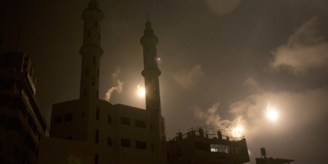 Israel pháo kích đỏ rực dải Gaza: Hàng trăm người thương vong