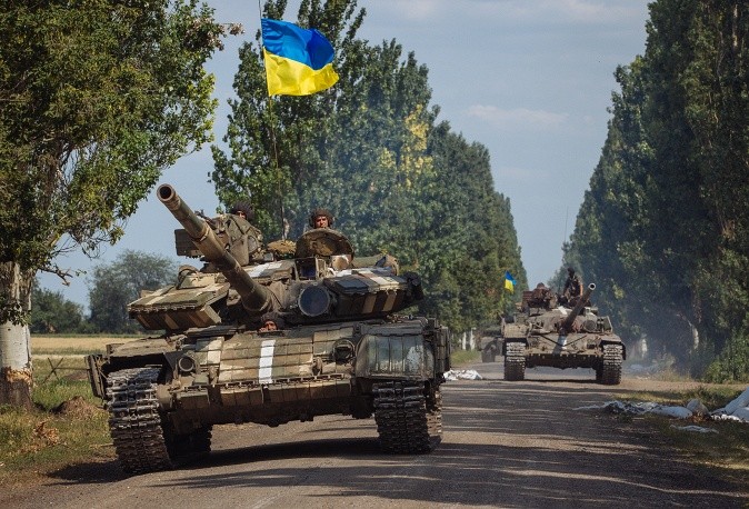 Ukraine tăng quân, thiết giáp rầm rập tiến về miền Đông
