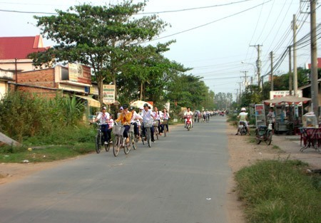 Học sinh trên đường về làng