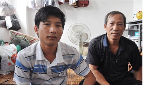 Thủ khoa ĐH Y Hà Nội năm 2013 Nguyễn Hữu Tiến cùng cha tại phòng trọ