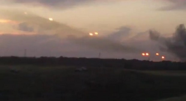 Phóng giàn Grad Ukraine khai hỏa, tấn công Donetsk, Lugansk