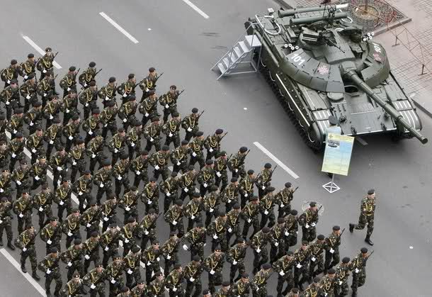 Sau lễ duyệt binh, xe tăng Ukraine rầm rập tiến về miền Đông
