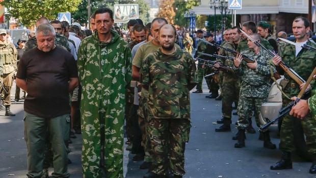 Tù binh Ukraine bị quân ly khai bắt diễu hành giữa phố