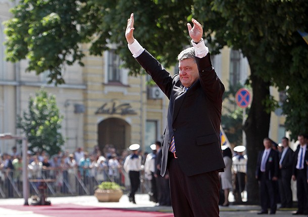 Xung đột tạm lắng, Tổng thống Poroshenko vội vã tới Mariupol