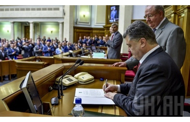 Tổng thống Ukraine Poroshenko ký đạo luật trao quy chế đặc biệt cho vùng Donbass trước Quốc hội nước này