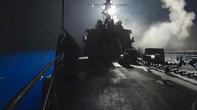 Xem hải quân Mỹ phóng Tomahawk tiêu diệt phiến quân IS