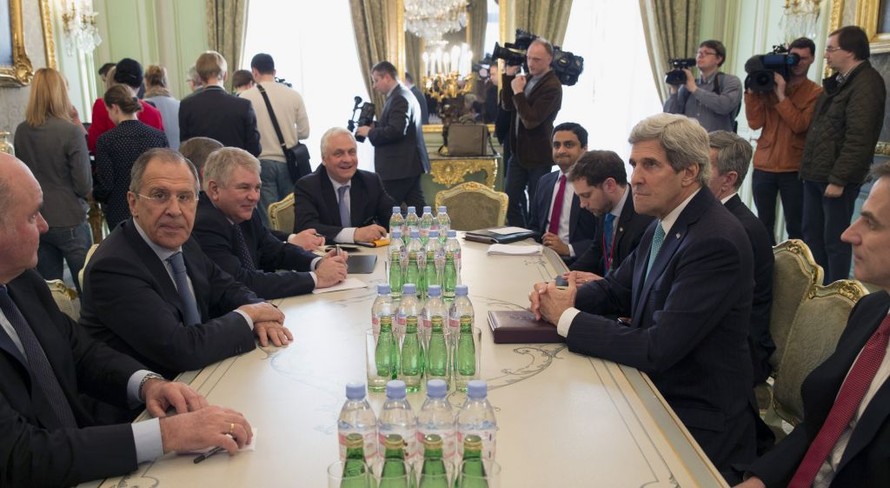 Ngoại trưởng Nga Sergei Lavrov tại cuộc gặp với người đồng cấp phía Mỹ, ông John Kerry 