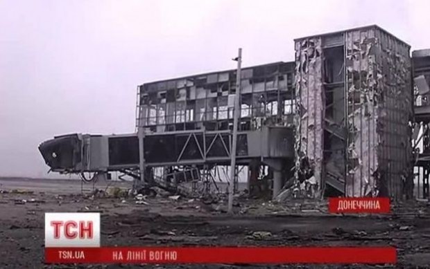 Sân bay Donetsk tan hoang do pháo kích