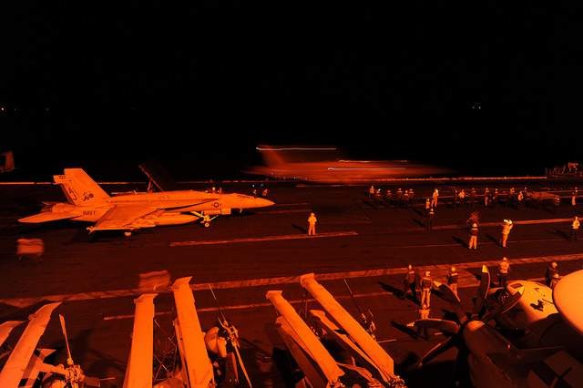 Chiến đấu cơ F/A-18E và F/A-18F Super Hornet chuẩn bị xuất kích từ tàu sân bay George H.W.Bush thực hiện nhiệm vụ tấn công các mục tiêu của IS tại I-rắc (Hải quân Mỹ)