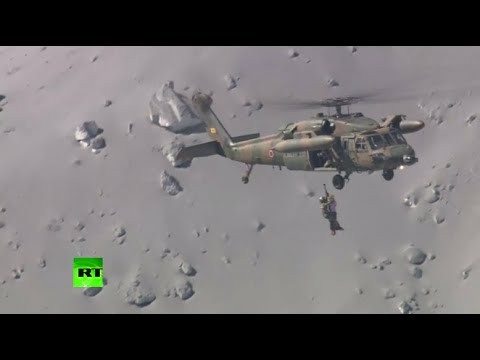 Giải cứu người mắc kẹt trên núi lửa bằng trực thăng