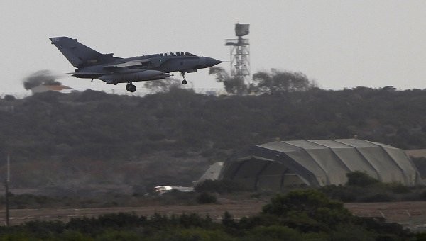 Một máy bay chiến đấu hạ cánh xuống tại Căn cứ không quân Hoàng gia Anh tại Akrotiri, gần thành phố Limassol, Cyprus sau khi hoàn thành nhiệm vụ hôm Thứ 7 ngày 27/9/2014