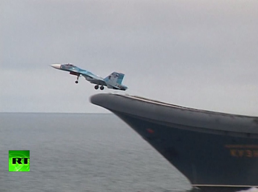Không quân Nga thao diễn kỹ năng cất - hạ cánh tàu sân bay