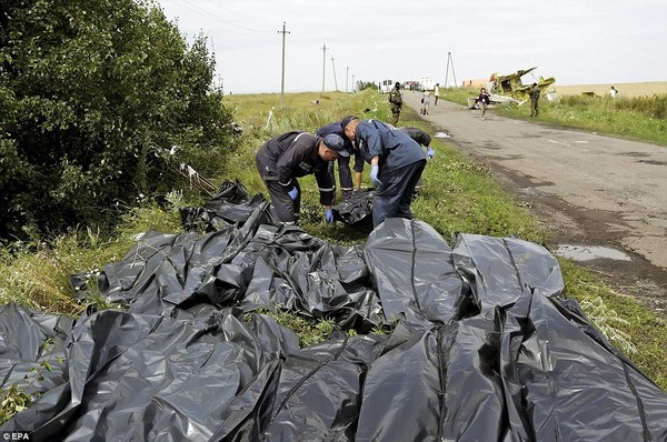 Vụ MH17: Phát hiện nạn nhân mang mặt nạ dưỡng khí