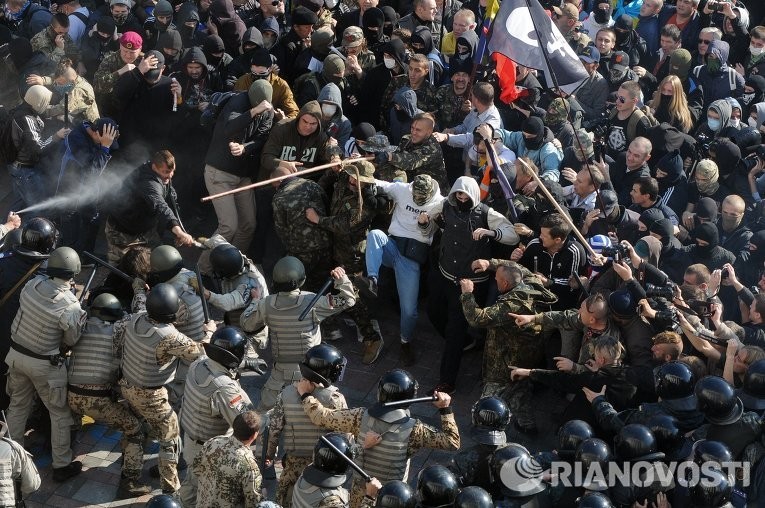 Cảnh ẩu đả trước tòa nhà Quốc hội Ukraine, 14 người chết