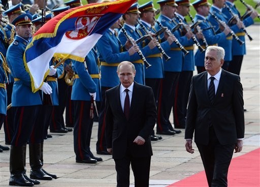 Tổng thống Serbia Tomislav Nikolic (phải) đón Tổng thống Nga Vladimir Putin