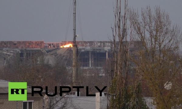 Đạn pháo lại rền vang sân bay Donetsk