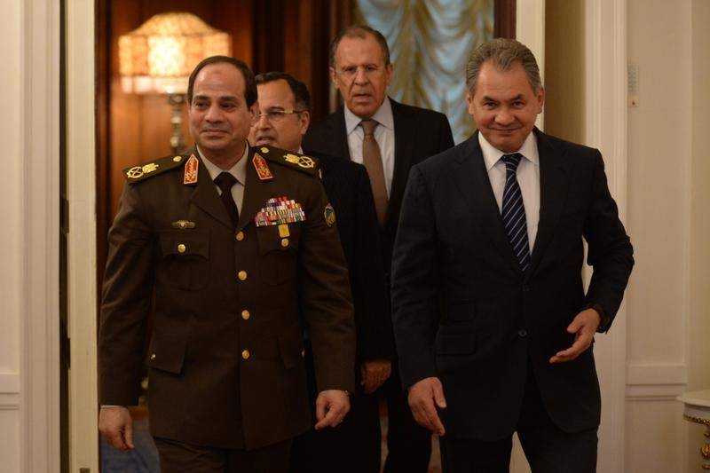 Tư lệnh quân đội Ai Cập Abdel Fattah al-Sisi (trái) và Bộ trưởng Quốc phòng Nga Sergei Shoigu gặp nhau tại Matxcơva hồi tháng hai, thảo luận các thương vụ mua bán vũ khí cũng như thúc đẩy quan hệ ngoại giao. Ảnh: AFP/Getty Images. 