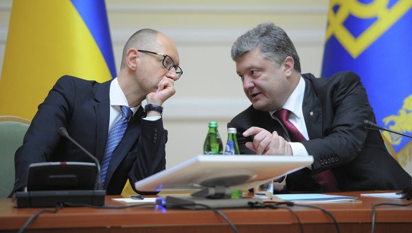 Tổng thống Petro Poroshenko (trái) và Thủ tướng Arseniy Yatsenyuk 