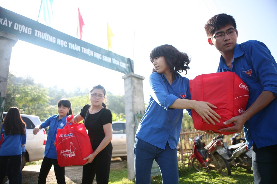Sinh viên tình nguyện chuyển quà đến điểm tập kết để tặng đồng bào nghèo tại xã Hà Lang, Chiêm Hóa, Tuyên Quang