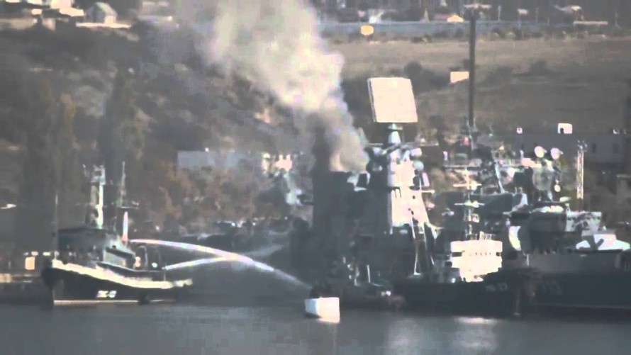 [VIDEO]: Khói đen bao trùm tuần dương hạm Kerch của Nga