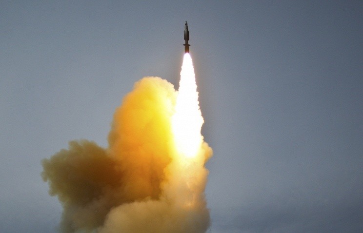 Mỹ bất ngờ thử tên lửa đạn đạo lúc 'nước sôi lửa bỏng'