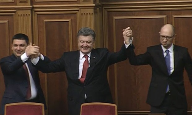 Tổng thống Petro Poroshenko (giữa) chúc mừng Thủ tướng Arseniy Yatsenyuk (phải) tại phiên họp Quốc hội Ukraine diễn ra chiều 27/11.