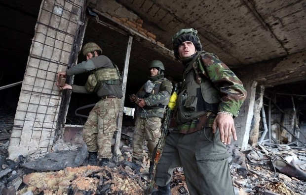Lính Ukraine trong sân bay Donetsk.
