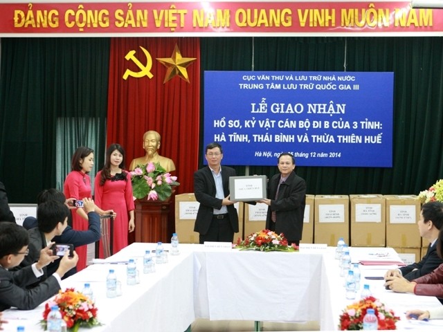 Phó Cục trưởng Cục Văn thư và Lưu trữ Nhà nước Hoàng Trường (bên phải) trao tượng trưng hồ sơ, kỷ vật cán bộ đi B cho đại diện tỉnh Thừa Thiên-Huế