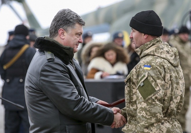 Tổng thống Petro Poroshenko (bên trái) chúc mừng sĩ quan Lữ đoàn Cơ giới 92