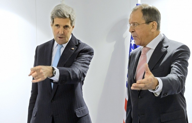 Ngoại trưởng Sergei Lavrov (phải) và John Kerry sau cuộc gặp diễn ra tại Thủ đô Rome, Italia