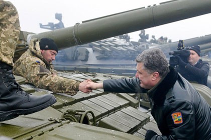 Tổng thống Ukraine Poroshenko trong một chuyến thị sát tới vùng chiến sự miền Đông