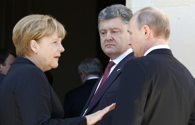Từ trái qu phải: Thủ tướng Đức Angela Merkel, Tổng thống Ukraine Petro Poroshenko, Tổng thống Nga Vladimir Putin