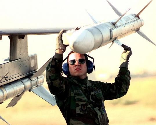 Tên lửa không đối không tiên tiến AIM-120C5 được phóng từ siêu tiêm kích F-35