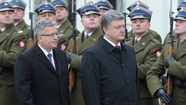 Tổng thống Ukraine Petro Poroshenko (phải) trong chuyến thăm tới Ba Lan hôm 17/12 vừa qua