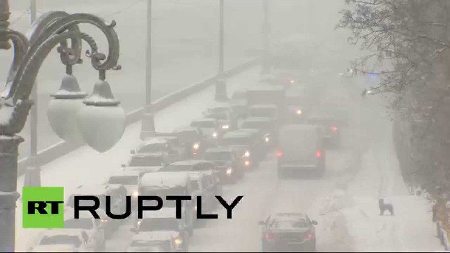 Giao thông Nga tê liệt vì bão tuyết mạnh bất thường