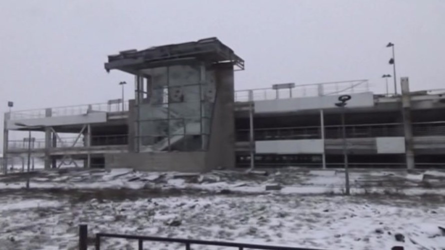 [VIDEO]: Tàn tích giao tranh bao phủ sân bay Donetsk
