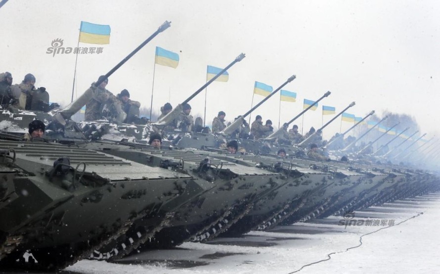 [ẢNH] Ukraine tăng cường vũ khí hạng nặng cho quân đội