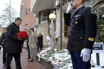 Tổng thống Ukraine đặt hoa tưởng niệm các nạn nhân trong vụ khủng bố tại Pháp hôm 7/1 vừa qua.