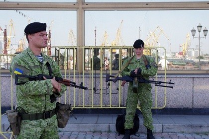Ukraine nhận 42 container trang thiết bị quân sự Canada