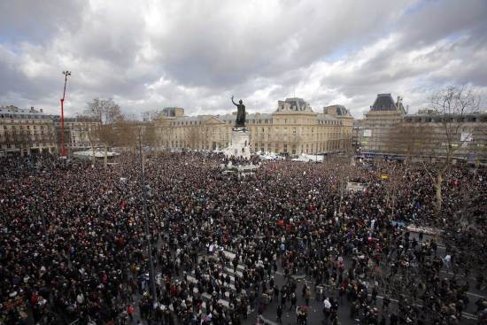 Khoảng 3 triệu người Pháp ngày hôm qua 11/1 đã xuống đường tuần hành tưởng niệm các nạn nhân vụ khủng bố.